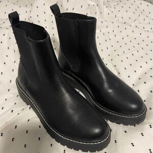 Dolce Vita Lobera Chelsea Boots